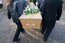 Đám tang nhảy múa tưng bừng, khiến người chết... văng cả ra ngoài