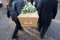 Đám tang nhảy múa tưng bừng, khiến người chết... văng cả ra ngoài