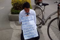 Thanh niên quỳ, khóc trước cổng VTV xin việc: Nên buồn hay cười?