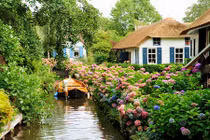 Ngỡ ngàng ngôi làng cổ tích đẹp không thể rời mắt