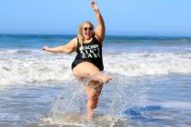 Bị chê béo như voi, 25 năm sau cô gái khiến nhiều kẻ câm nín