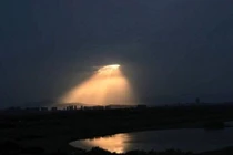 Sốc trước ánh sáng ngỡ như sự đổ bộ của người ngoài hành tinh 