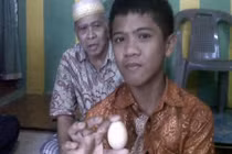 Sự thật về cậu bé biết đẻ trứng tại Indonesia
