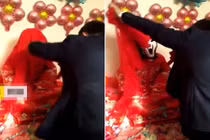 Vào buồng đón dâu, chú rể suýt ngã bật ngửa khi vén khăn đỏ 