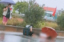 Chồng chết lặng ôm thi thể vợ bị xe tải tông tử vong