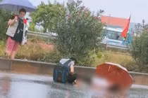 Chồng chết lặng ôm thi thể vợ bị xe tải tông tử vong