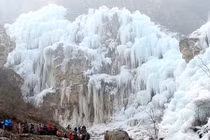 Độc lạ cảnh thác nước bị đóng băng khi đang chảy