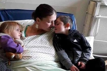 Chia tay con trai, người mẹ sắp chết nhận được bất ngờ lớn 