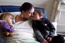 Chia tay con trai, người mẹ sắp chết nhận được bất ngờ lớn 