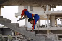 Kinh ngạc cậu bé “người nhện” người uốn dẻo như kẹo kéo