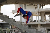 Kinh ngạc cậu bé “người nhện” người uốn dẻo như kẹo kéo