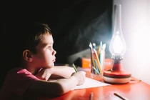 Nhặt được bức thư lạ trong công viên, mở xem xúc động vô cùng