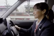 Tài xế Nhật cám ơn khi được nhường đường khiến bạn ấm lòng