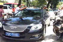 Ông Đoàn Ngọc Hải xử lý 5 ôtô biển xanh đậu vỉa hè