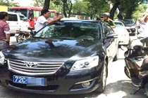 Ông Đoàn Ngọc Hải xử lý 5 ôtô biển xanh đậu vỉa hè