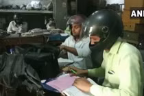 Kỳ quặc nhân viên ngồi trong nhà cũng đội mũ bảo hiểm là vì...