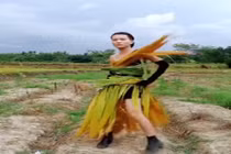 Video: Thần thái ngút ngàn của "siêu mẫu" catwalk trên... bờ ruộng