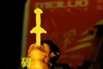 Nuốt kiếm xuyên họng, người đàn ông gặp kết kinh dị