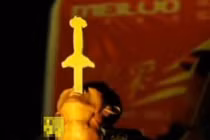 Nuốt kiếm xuyên họng, người đàn ông gặp kết kinh dị