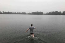 Thấy “em bé” nổi giữa hồ, chàng trai vội tới cứu, tá hỏa sự thật...