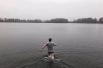 Thấy “em bé” nổi giữa hồ, chàng trai vội tới cứu, tá hỏa sự thật...