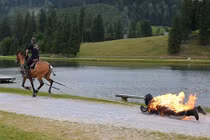 Tự thiêu để ngựa kéo vì muốn lập kỷ lục thế giới 