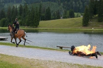 Tự thiêu để ngựa kéo vì muốn lập kỷ lục thế giới 