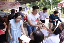 MC Hồng Phượng vác bụng bầu 8 tháng đi từ thiện cùng chồng 