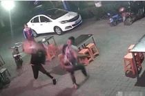 Chuyện lạ hôm nay: Hào phóng trả tiền cơm hộ... bị đánh suýt chết