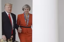 Sự thật sau cái nắm tay của TT Mỹ Donald Trump và Thủ tướng Anh