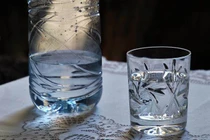 Bất mãn vì mẹ chiều em, chị gái làm điều kinh hoàng...