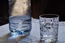 Bất mãn vì mẹ chiều em, chị gái làm điều kinh hoàng...