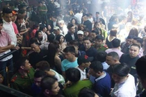 Cảnh sát đột kích vũ trường Sài Gòn, hốt đầy ma túy