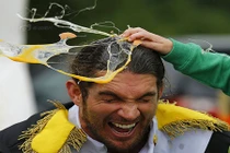 Kỳ lạ người vui vẻ ném trứng sống vào mình