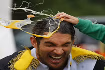 Kỳ lạ người vui vẻ ném trứng sống vào mình