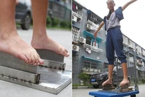 Rùng mình bé gái 13 tuổi đi chân trần trên lưỡi dao 