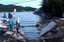 Sập cầu Vĩnh Hy do lũ, gần 350 hộ dân bị chia cắt giao thông 