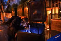 Đổ rác "chết sững" thấy "4 đầu người"... sự thật cười ra nước mắt