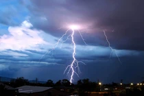 Nam sinh bị sét đánh chết đứng, bỗng hồi sinh thần kỳ