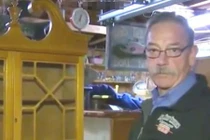 Mua bàn cũ, tìm thấy kho báu một cách bất ngờ