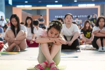 Kỳ lạ cuộc thi ngây người "hút" ào ào người đến tham gia