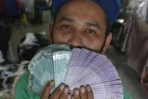 Mua đồ cũ, người đàn ông tìm thấy điều choáng váng khó tin