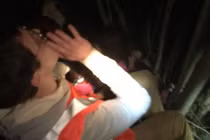 Chuyện lạ hôm nay: Chị em lạc trong rừng, “thần hộ mệnh” không ngờ là...