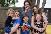 Bố bắn mẹ thương nặng, cách 5 đứa con cứu mẹ gây xúc động