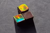 "Lạ" loại socola lấp lánh ánh cầu vồng và bật mí thú vị