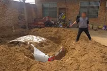 Chuyện lạ hôm nay: Gây tai nạn xong, người đàn ông làm điều gây choáng...