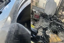 Cứu người khỏi thang máy ngập khói trong vụ cháy lớn ở Thái Hà