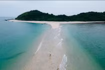 Con đường đi bộ giữa biển độc đáo ở Hòn Cá Chép