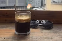 Khách Tây say “đứ đừ” khi lần đầu uống cà phê đen đá Việt