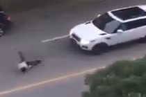 Video: Hài hước người đàn ông 'diễn sâu' trước ôtô để ăn vạ 